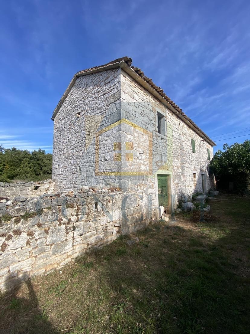 Poreč, dintorni, Casa indipendente da ristrutturare con ampio giardino, a 13 km dal mare.