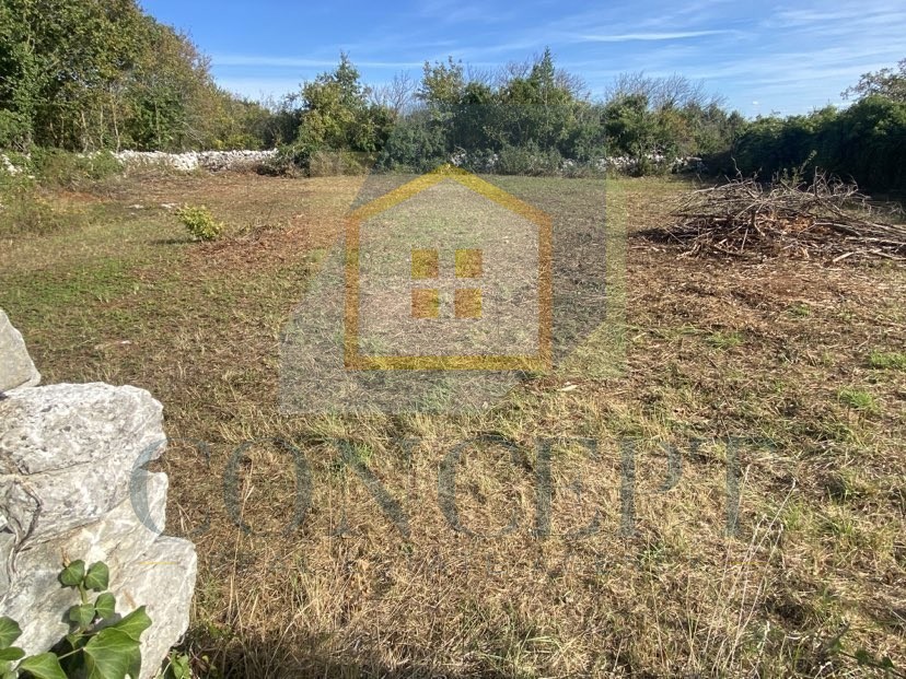 Poreč, dintorni, Casa indipendente da ristrutturare con ampio giardino, a 13 km dal mare.