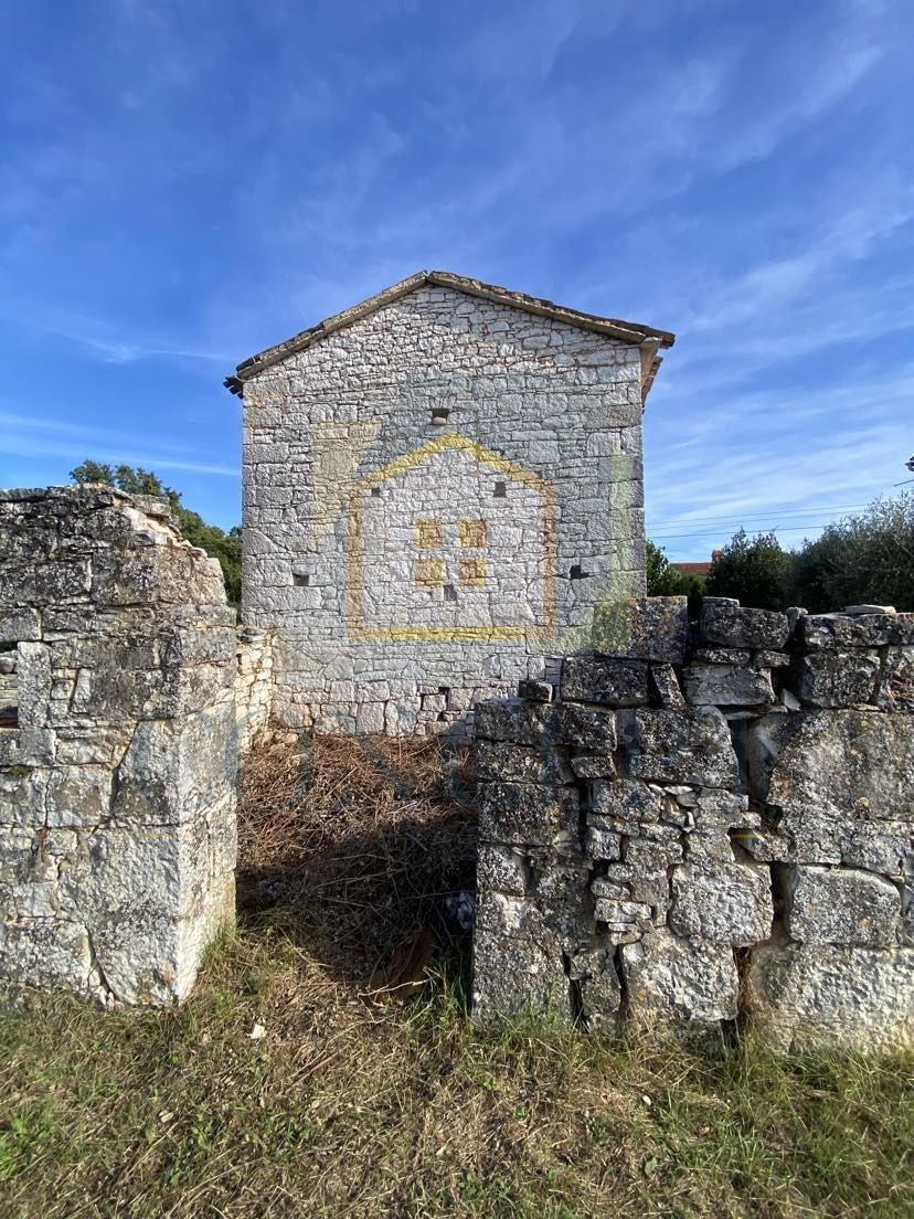 Poreč, dintorni, Casa indipendente da ristrutturare con ampio giardino, a 13 km dal mare.