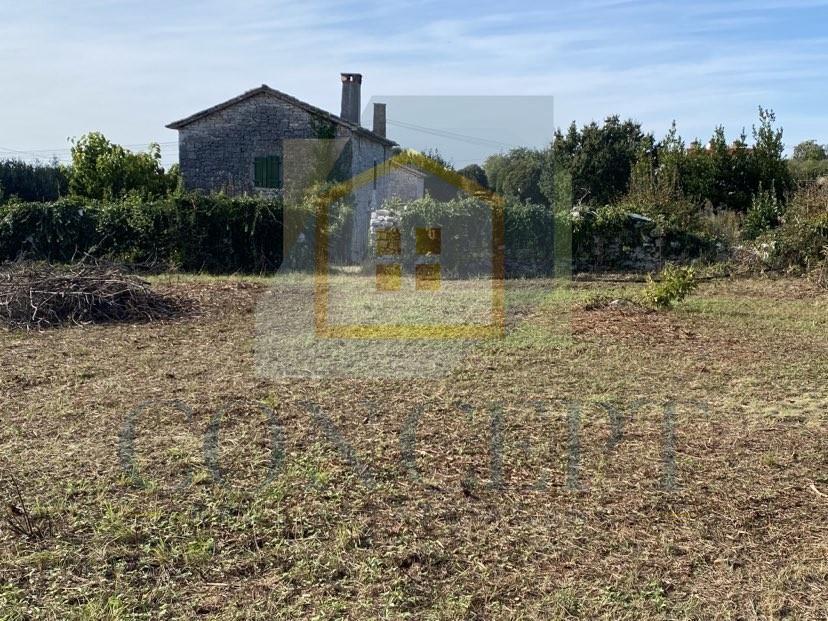 Poreč, dintorni, Casa indipendente da ristrutturare con ampio giardino, a 13 km dal mare.