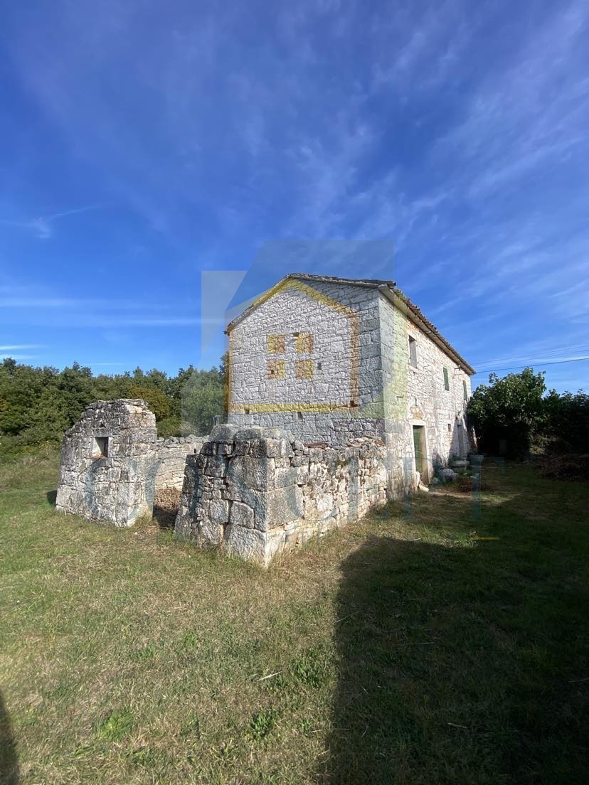 Poreč, dintorni, Casa indipendente da ristrutturare con ampio giardino, a 13 km dal mare.