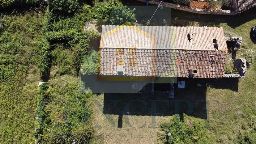 Poreč, dintorni, Casa indipendente da ristrutturare con ampio giardino, a 13 km dal mare.