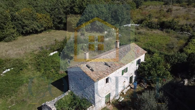 Poreč, dintorni, Casa indipendente da ristrutturare con ampio giardino, a 13 km dal mare.