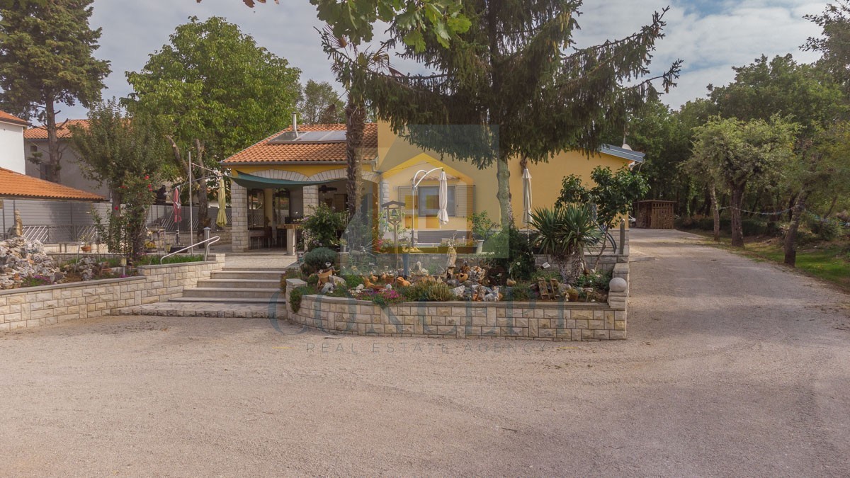 Poreč, dintorni, Villa indipendente con grande giardino di 6600 m2, a 7 km dal mare