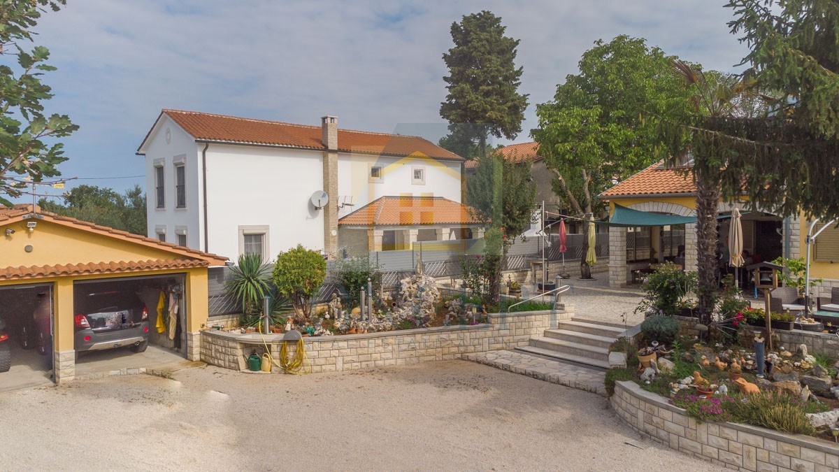 Poreč, dintorni, Villa indipendente con grande giardino di 6600 m2, a 7 km dal mare