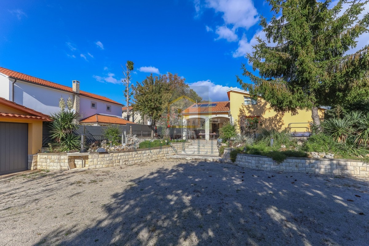 Poreč, dintorni, Villa indipendente con grande giardino di 6600 m2, a 7 km dal mare