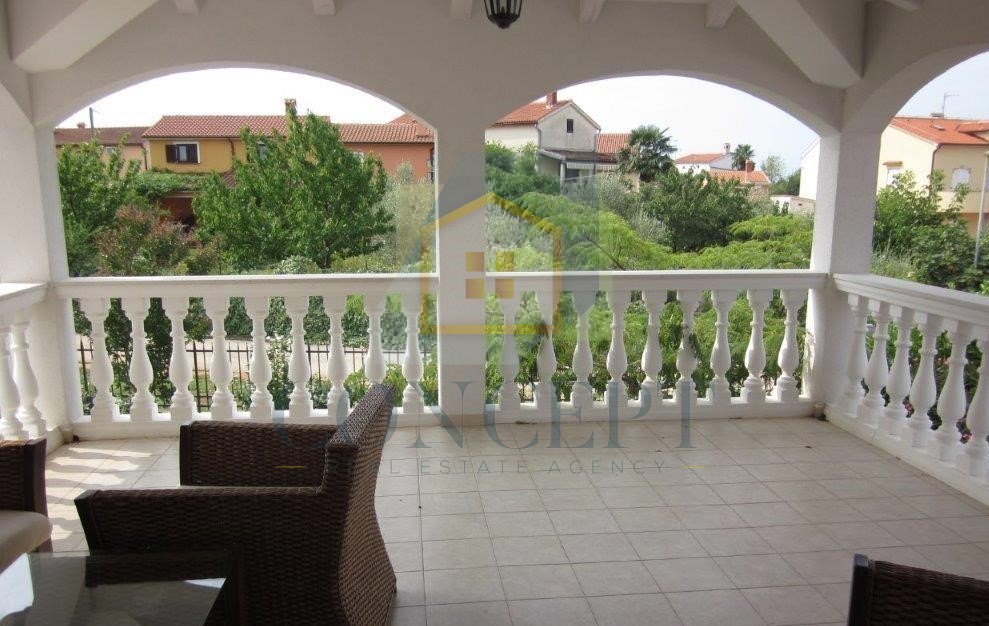 Poreč, Mali Maj - ESCLUSIVA AGENZIA - Grande villa indipendente per famiglie, a 200 m dal mare