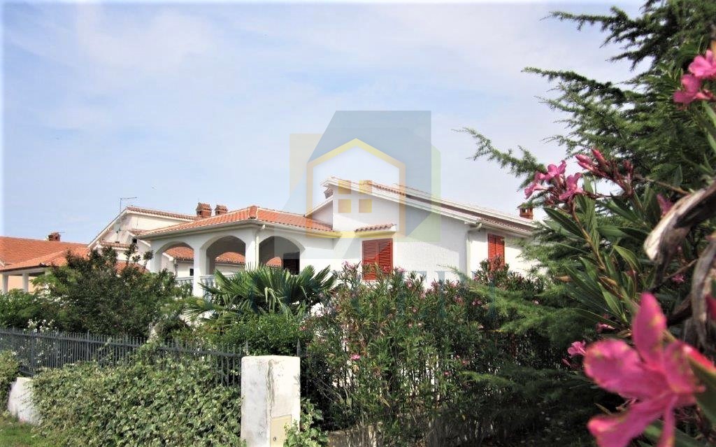 Poreč, Mali Maj - ESCLUSIVA AGENZIA - Grande villa indipendente per famiglie, a 200 m dal mare