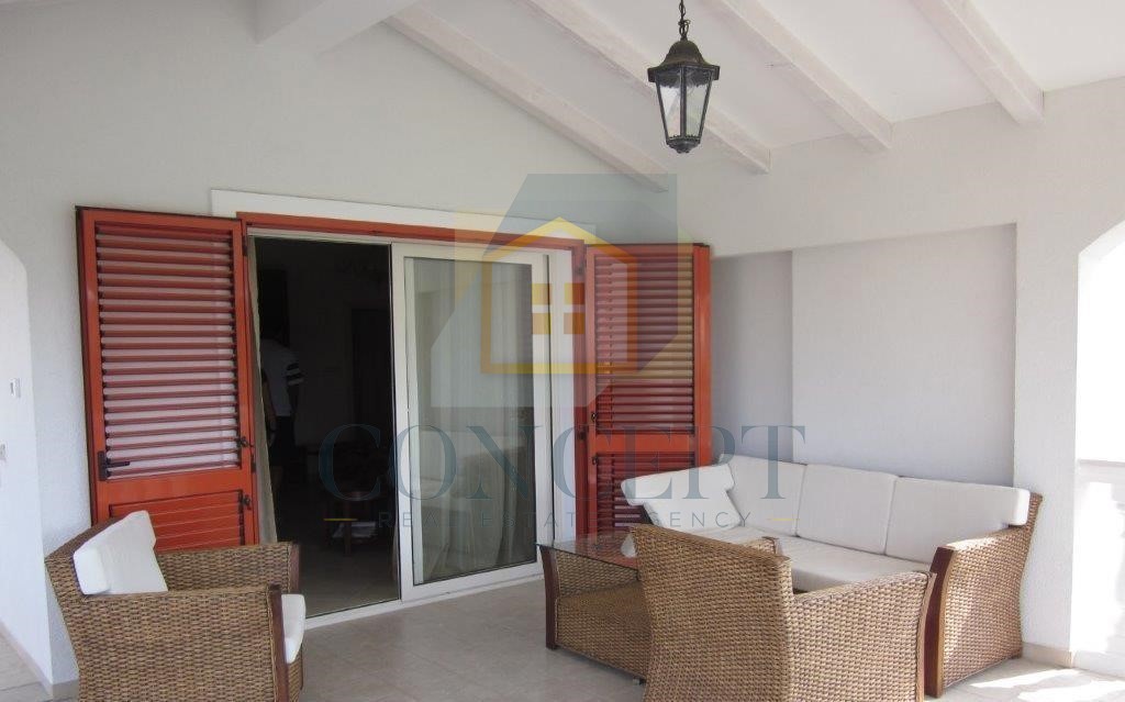 Poreč, Mali Maj - ESCLUSIVA AGENZIA - Grande villa indipendente per famiglie, a 200 m dal mare