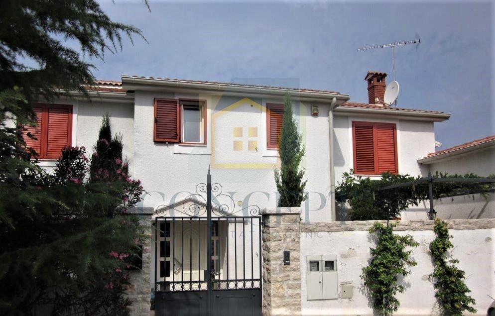 Poreč, Mali Maj - ESCLUSIVA AGENZIA - Grande villa indipendente per famiglie, a 200 m dal mare