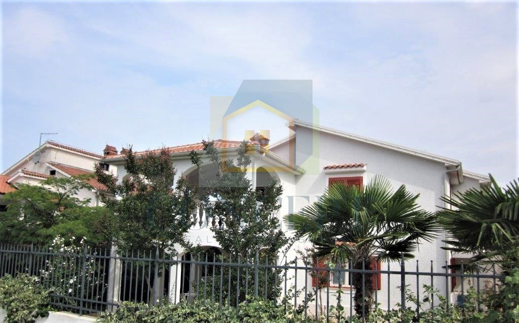 Poreč, Mali Maj - ESCLUSIVA AGENZIA - Grande villa indipendente per famiglie, a 200 m dal mare