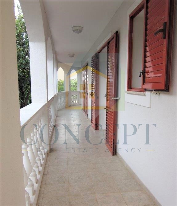 Poreč, Mali Maj - ESCLUSIVA AGENZIA - Grande villa indipendente per famiglie, a 200 m dal mare