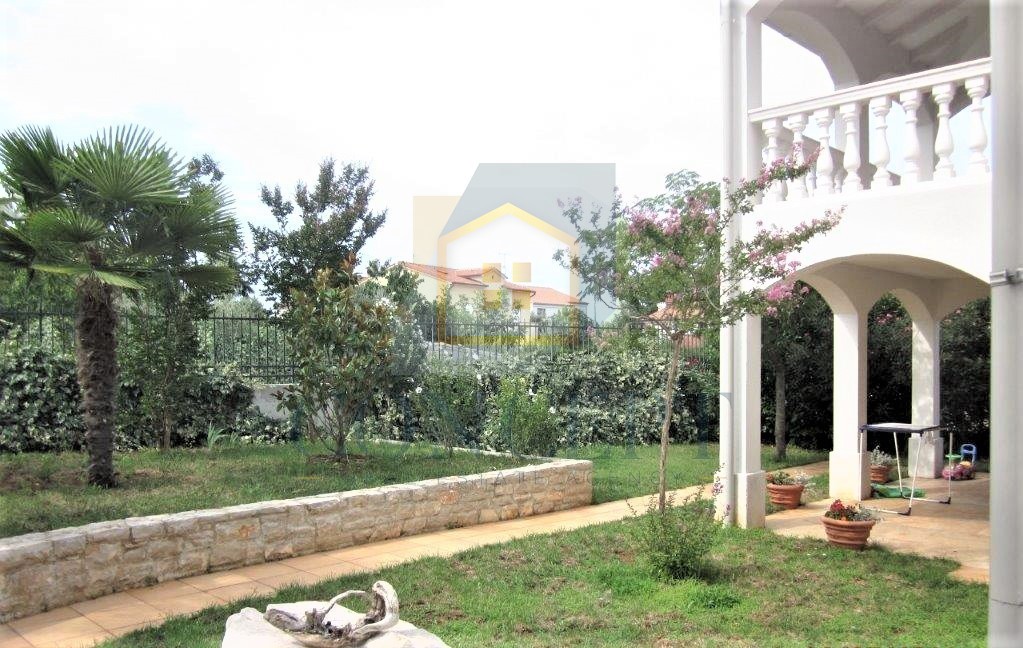 Poreč, Mali Maj - ESCLUSIVA AGENZIA - Grande villa indipendente per famiglie, a 200 m dal mare