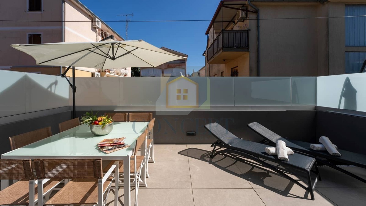 Poreč, dintorni, Casa a schiera con piscina in ottima posizione, a 500 m dal mare