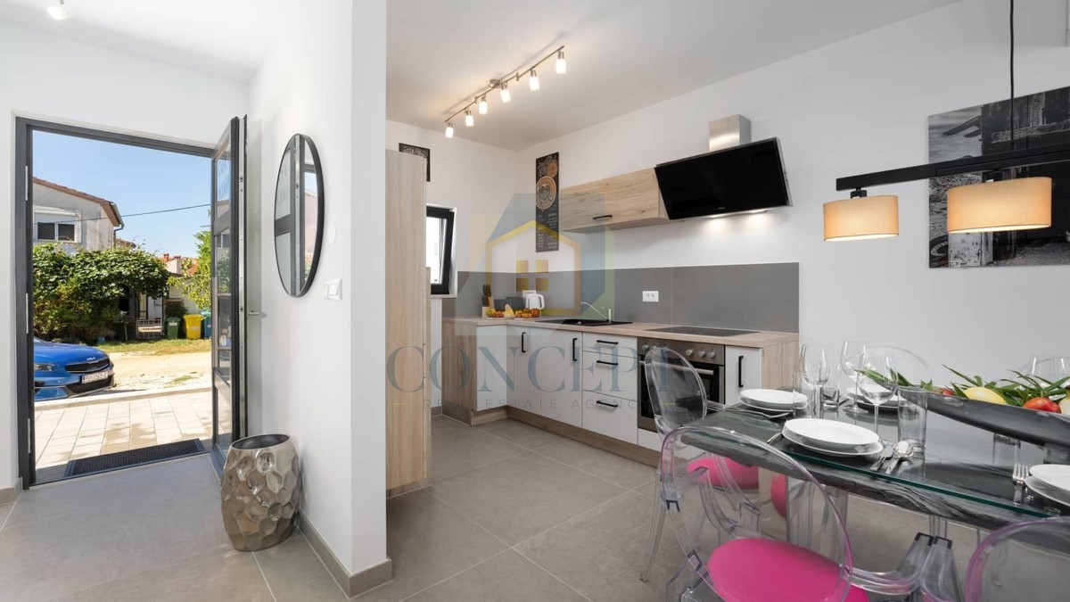 Poreč, dintorni, Casa a schiera con piscina in ottima posizione, a 500 m dal mare