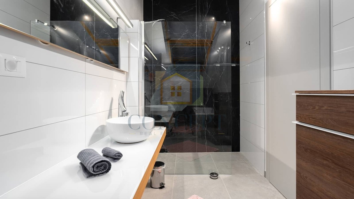 Poreč, dintorni, Casa a schiera con piscina in ottima posizione, a 500 m dal mare