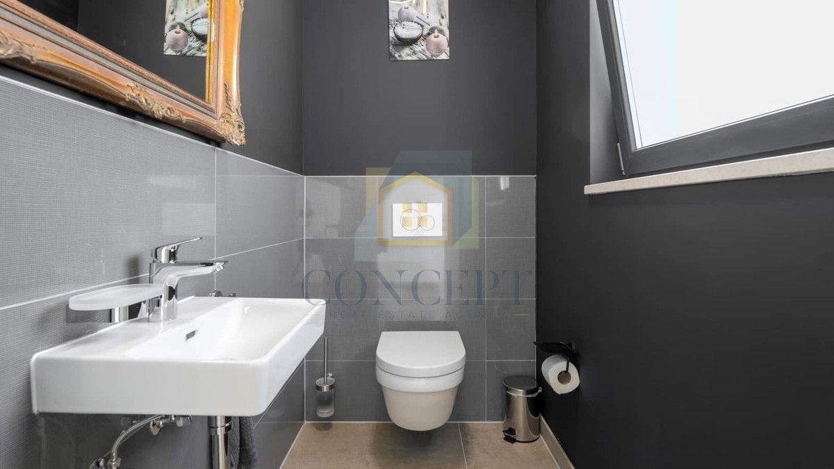 Poreč, dintorni, Casa a schiera con piscina in ottima posizione, a 500 m dal mare