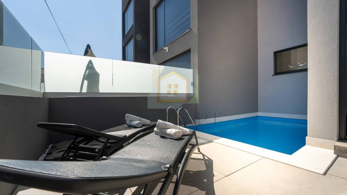 Poreč, dintorni, Casa a schiera con piscina in ottima posizione, a 500 m dal mare