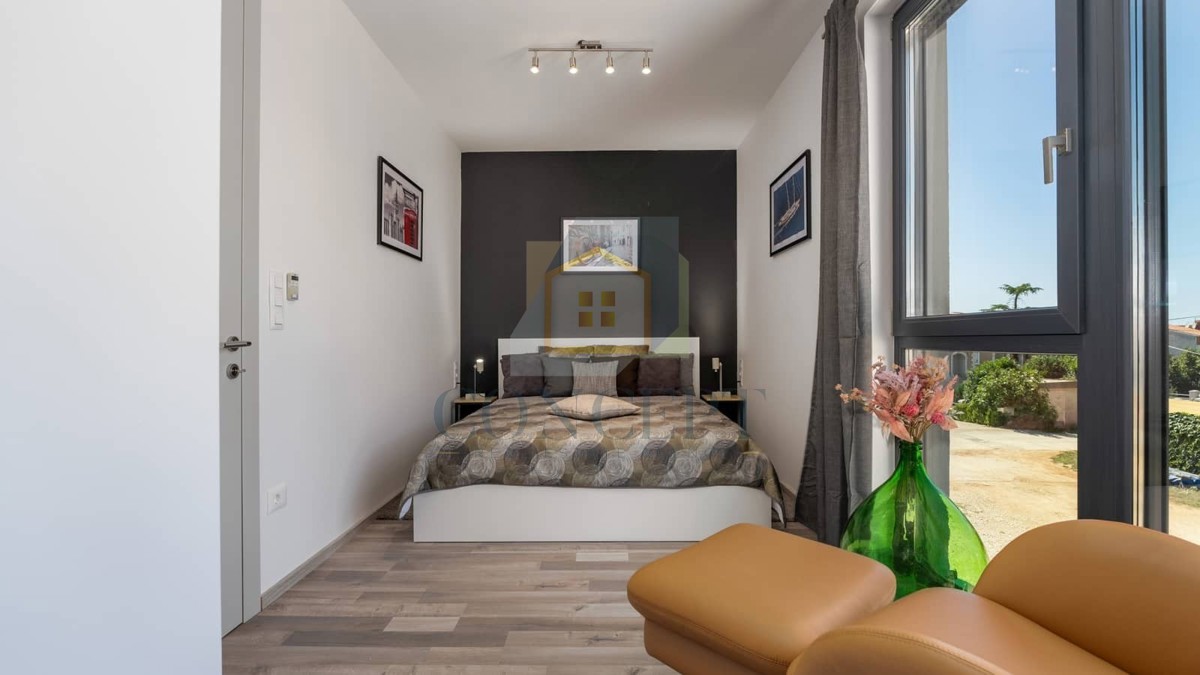 Poreč, dintorni, Casa a schiera con piscina in ottima posizione, a 500 m dal mare