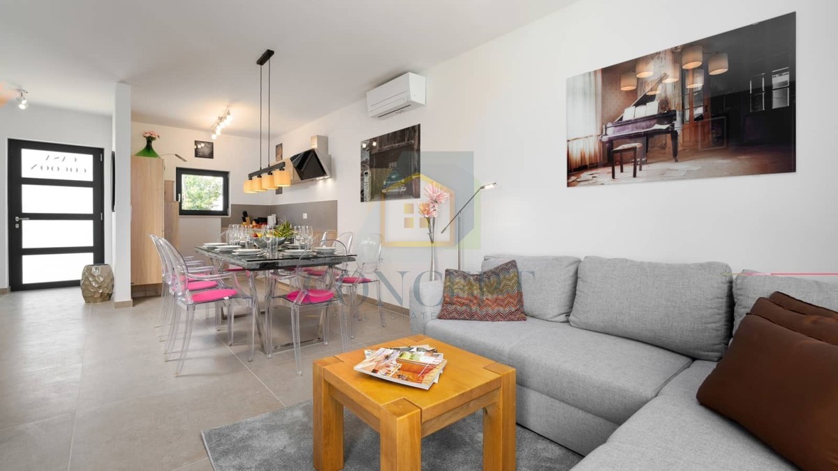 Poreč, dintorni, Casa a schiera con piscina in ottima posizione, a 500 m dal mare