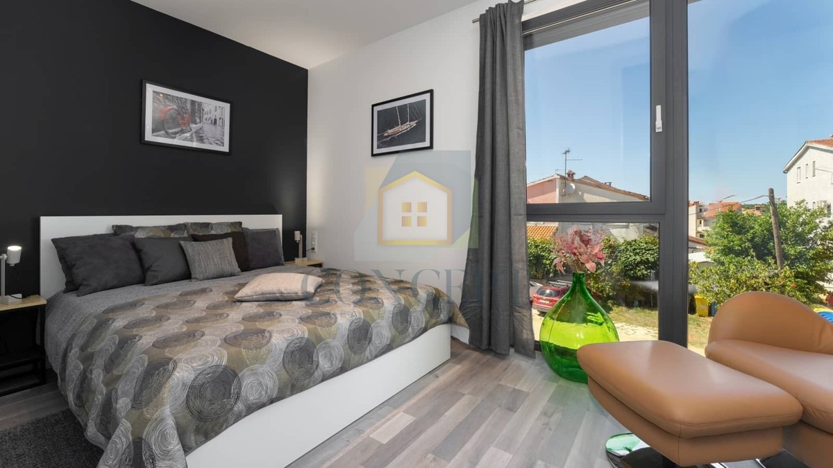 Poreč, dintorni, Casa a schiera con piscina in ottima posizione, a 500 m dal mare