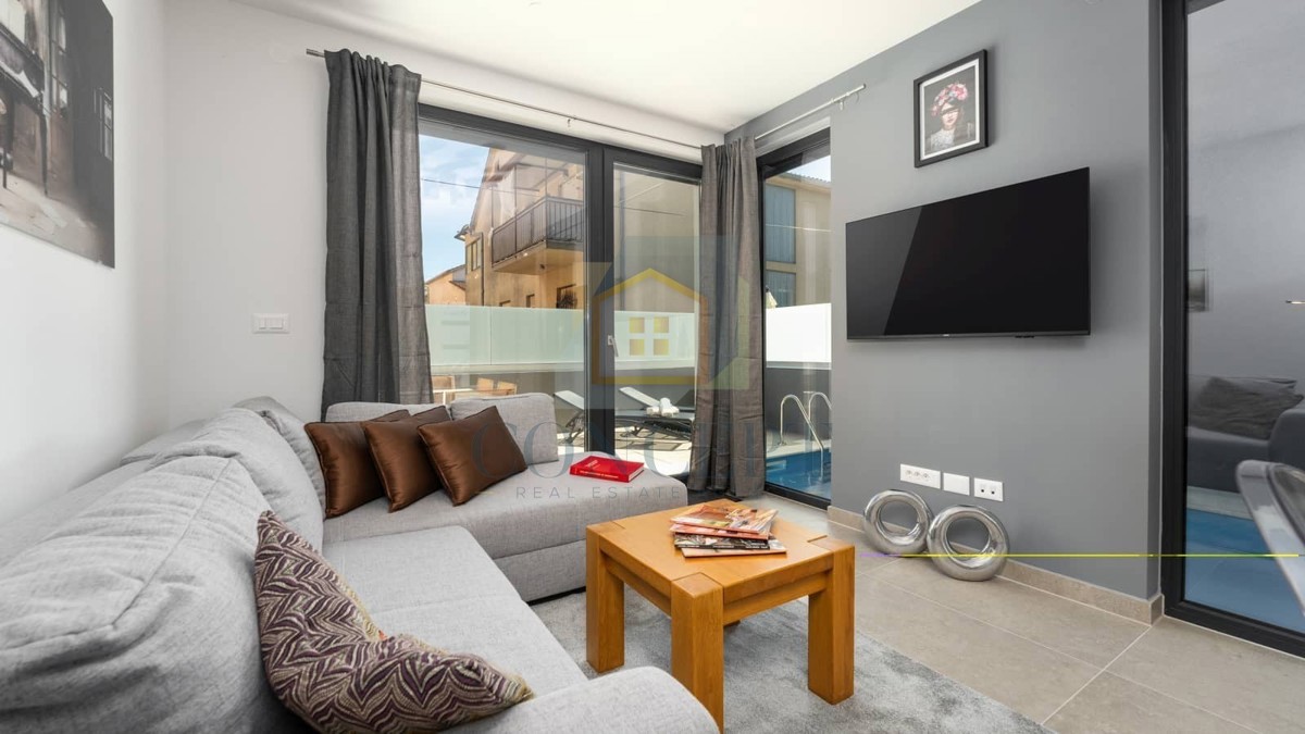 Poreč, dintorni, Casa a schiera con piscina in ottima posizione, a 500 m dal mare