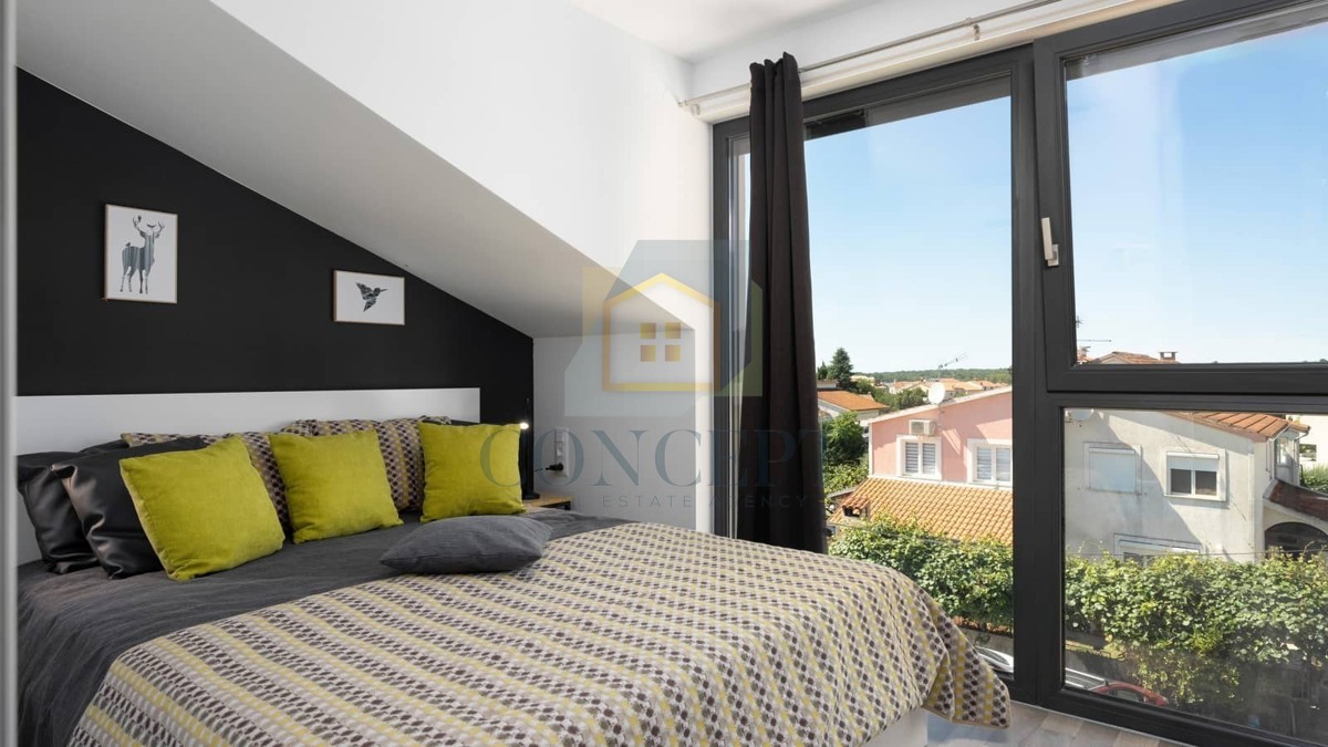 Poreč, dintorni, Casa a schiera con piscina in ottima posizione, a 500 m dal mare