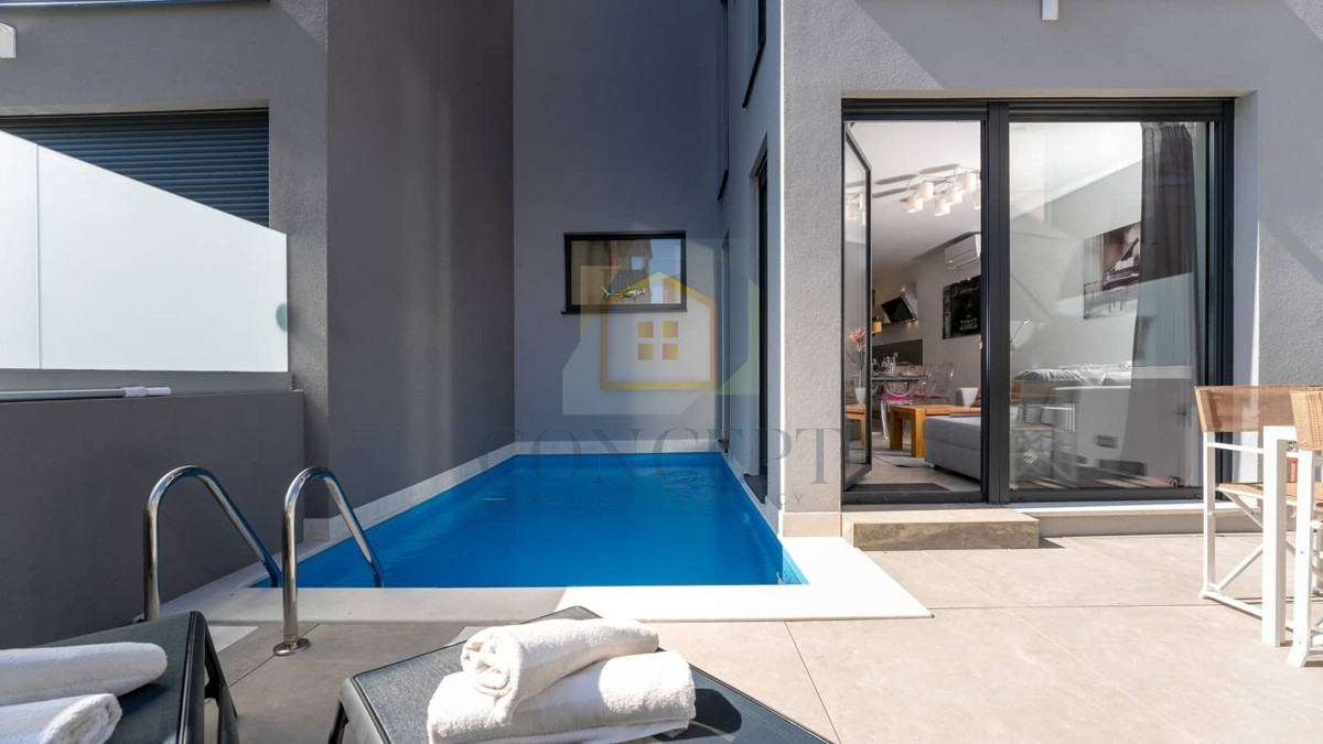 Poreč, dintorni, Casa a schiera con piscina in ottima posizione, a 500 m dal mare