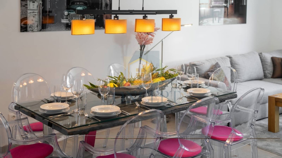 Poreč, dintorni, Casa a schiera con piscina in ottima posizione, a 500 m dal mare