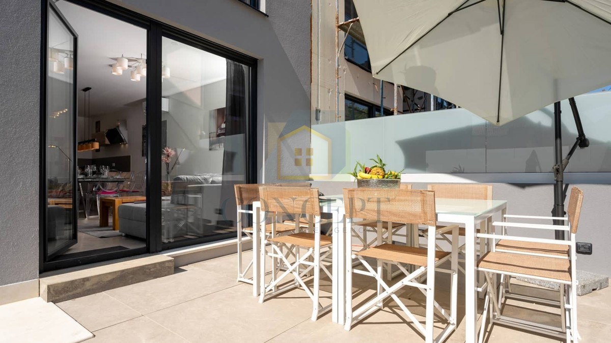 Poreč, dintorni, Casa a schiera con piscina in ottima posizione, a 500 m dal mare