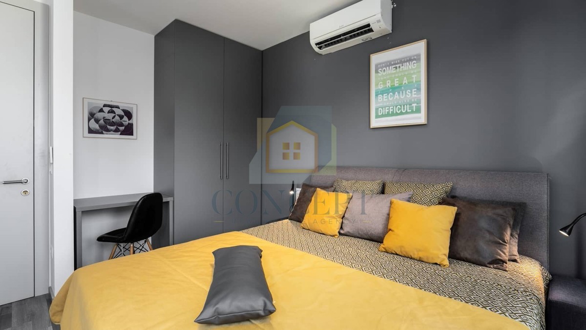 Poreč, dintorni, Casa a schiera con piscina in ottima posizione, a 500 m dal mare