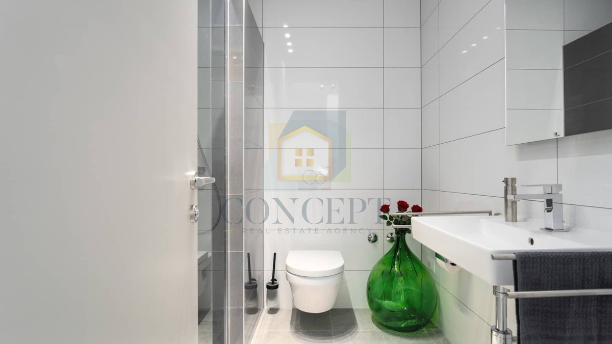 Poreč, dintorni, Casa a schiera con piscina in ottima posizione, a 500 m dal mare