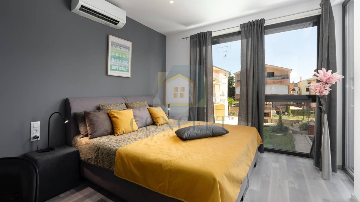 Poreč, dintorni, Casa a schiera con piscina in ottima posizione, a 500 m dal mare