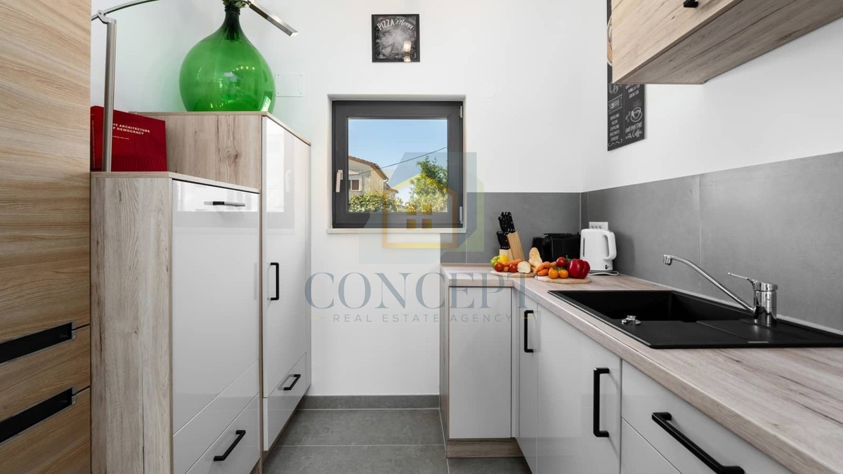 Poreč, dintorni, Casa a schiera con piscina in ottima posizione, a 500 m dal mare