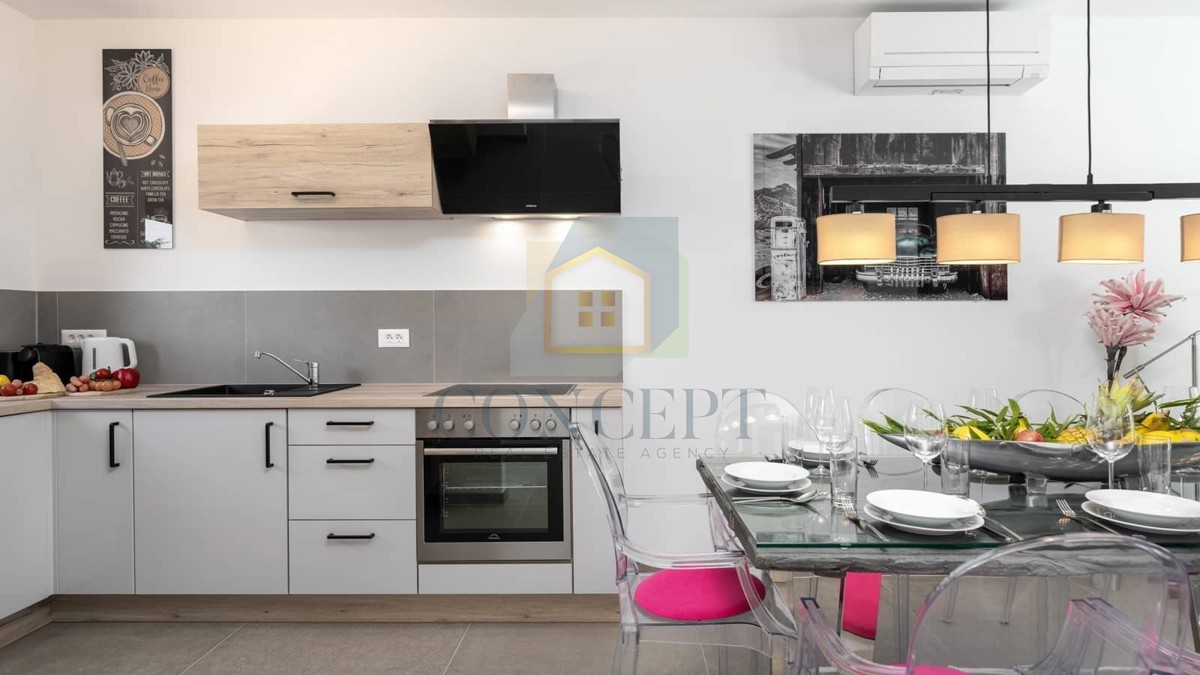 Poreč, dintorni, Casa a schiera con piscina in ottima posizione, a 500 m dal mare