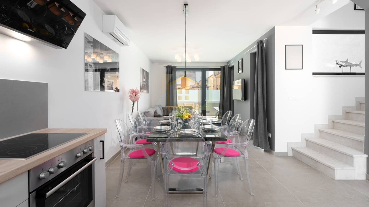 Poreč, dintorni, Casa a schiera con piscina in ottima posizione, a 500 m dal mare