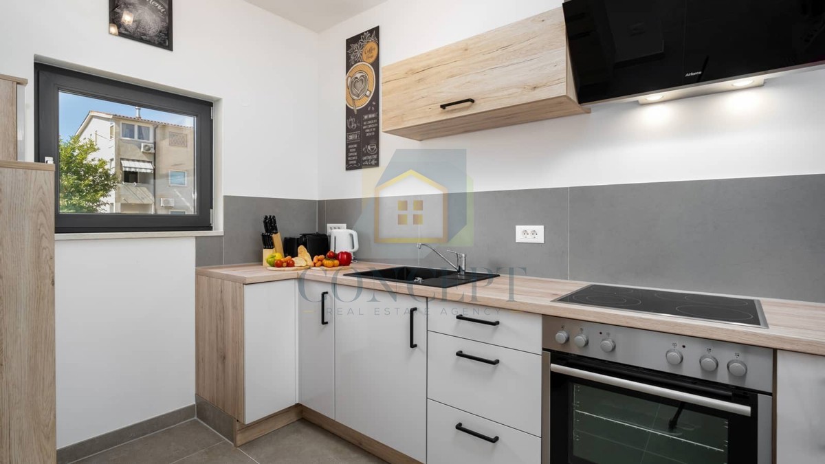 Poreč, dintorni, Casa a schiera con piscina in ottima posizione, a 500 m dal mare