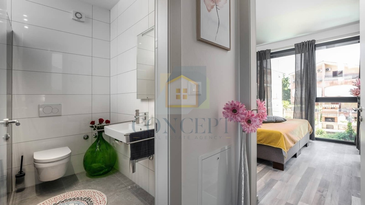 Poreč, dintorni, Casa a schiera con piscina in ottima posizione, a 500 m dal mare