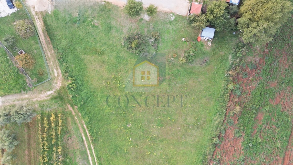 Poreč, dintorni, Terreno edificabile alla fine dell'abitato, 5 km dal mare