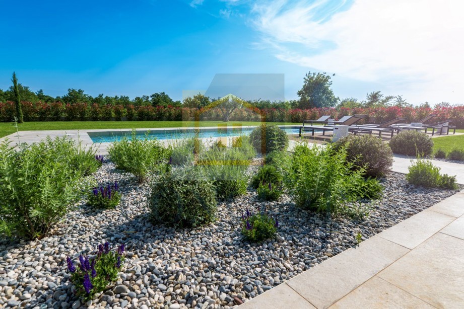Poreč, dintorni, splendida villa moderna con piscina e giardino, 7 km dal mare