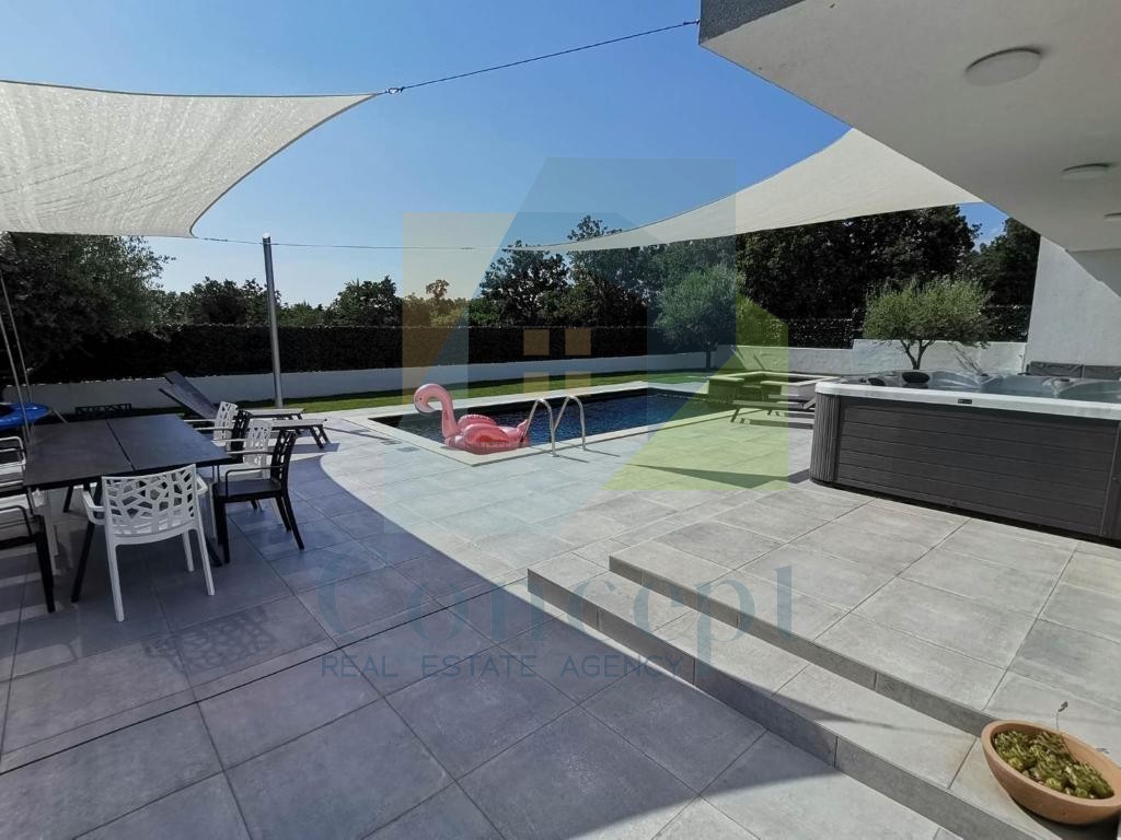 Poreč, zona circostante, Villa con piscina e quattro camere da letto, a 3 km dal mare.