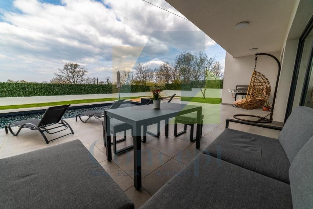 Poreč, zona circostante, Villa con piscina e quattro camere da letto, a 3 km dal mare.