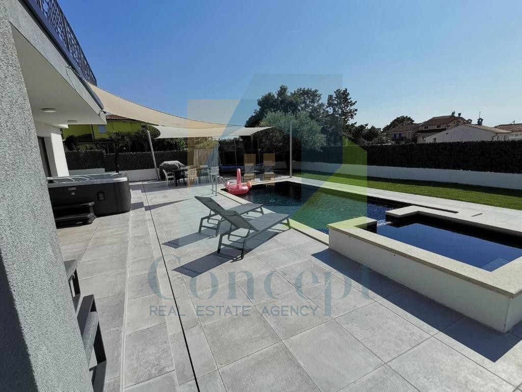 Poreč, zona circostante, Villa con piscina e quattro camere da letto, a 3 km dal mare.