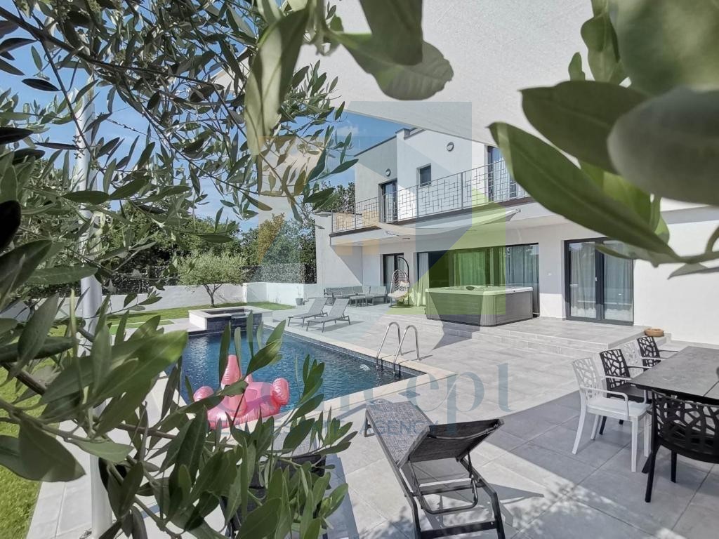 Poreč, zona circostante, Villa con piscina e quattro camere da letto, a 3 km dal mare.