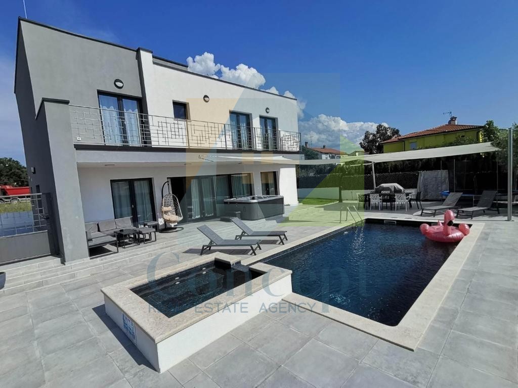 Poreč, zona circostante, Villa con piscina e quattro camere da letto, a 3 km dal mare.