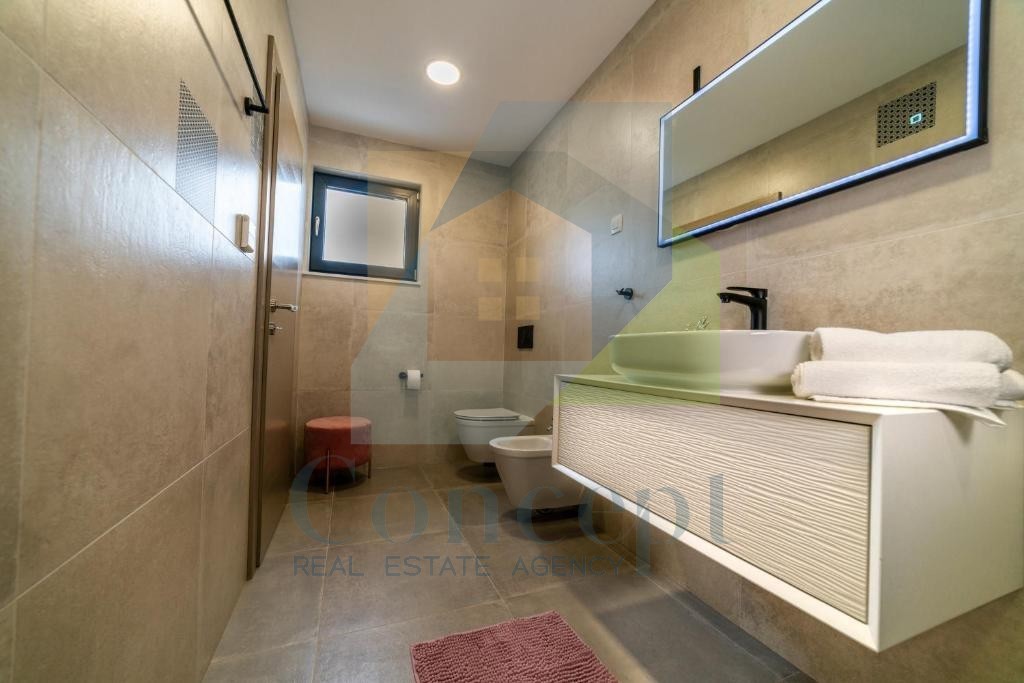 Poreč, zona circostante, Villa con piscina e quattro camere da letto, a 3 km dal mare.