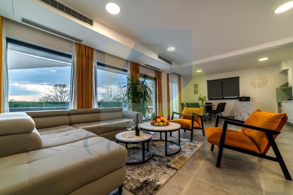 Poreč, zona circostante, Villa con piscina e quattro camere da letto, a 3 km dal mare.