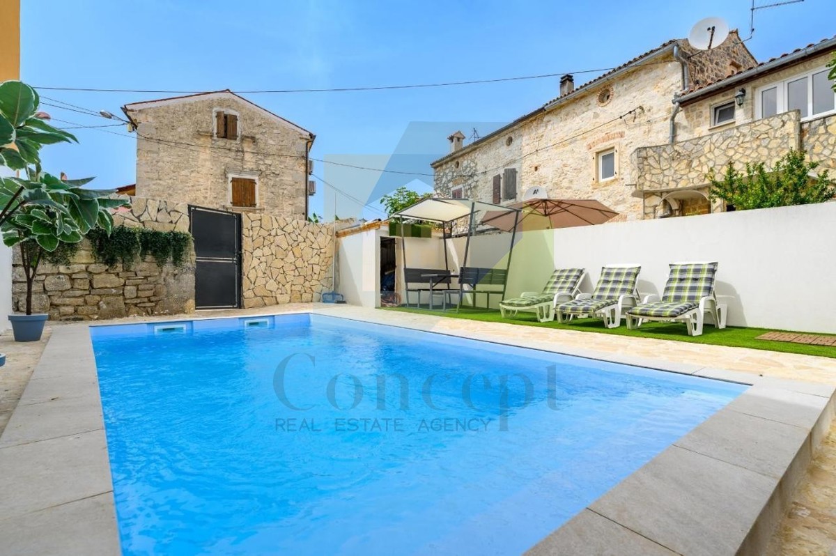 Poreč, zona circostante, Casa in pietra ristrutturata con piscina a 3 km dal mare