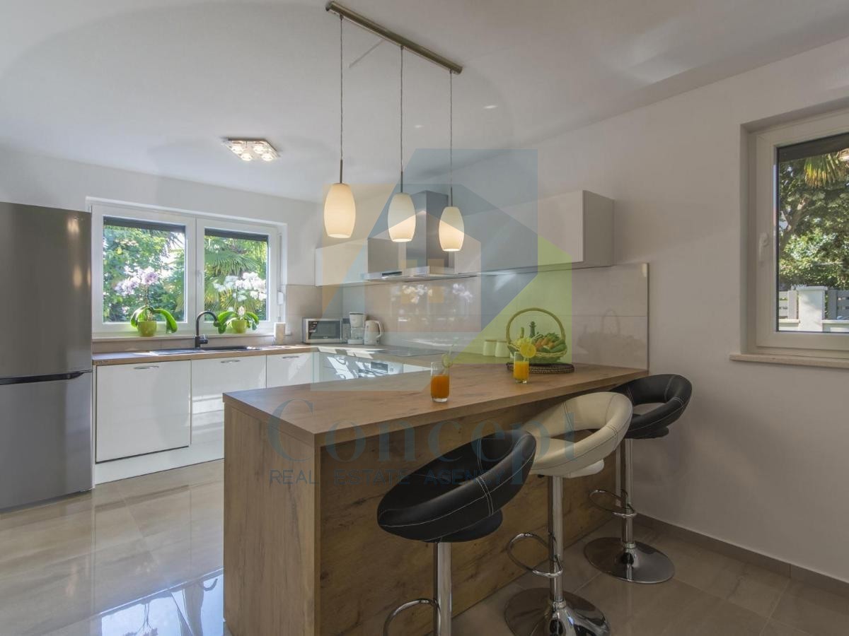 Poreč, Villa indipendente con piscina in posizione di lusso a 300 metri dal mare