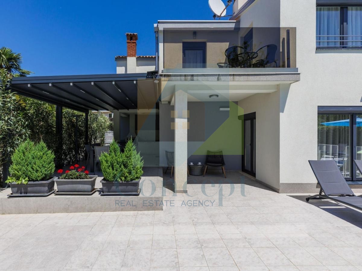 Poreč, Villa indipendente con piscina in posizione di lusso a 300 metri dal mare